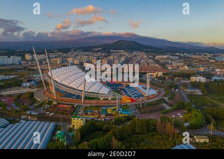 Coucher de soleil vue aérienne du stade de Seogwipo sur l'île de Jeju, Repubic de Corée Banque D'Images