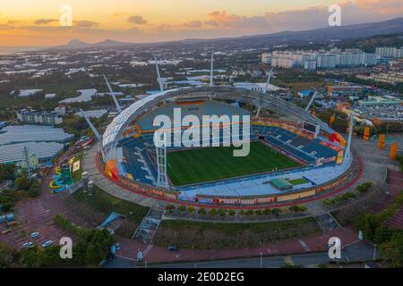 Coucher de soleil vue aérienne du stade de Seogwipo sur l'île de Jeju, Repubic de Corée Banque D'Images