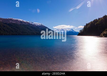 Photo en exposition prolongée du lac de Menendez au printemps contre le glacier de Torrecillas dans le parc national de Los Alerces, Patagonie, Argentine Banque D'Images