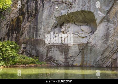 Le Monument du Lion est un relief en pierre à Lucerne, en Suisse, qui commemerera les gardes suisses qui ont sacrifié leur vie pendant la revue française Banque D'Images