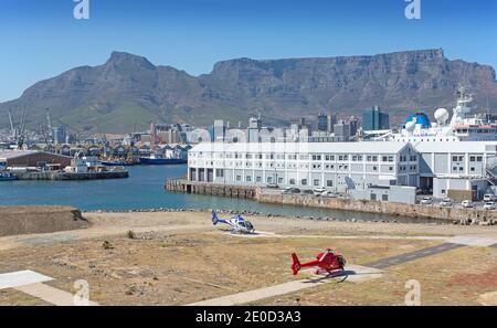 Cape Town, Western Cape, Afrique du Sud - 12.22.2020 : photo aérienne des héliports de V&A Waterfront avec Table Mountain en arrière-plan Banque D'Images