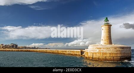 Le phare de Saint-Elmo à l'entrée du Grand Port de la Valette, Malte Banque D'Images