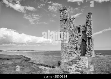 Northumberland. Ce sont les ruines du château de Dunstanburgh qui surplombent les sables de la baie d'Embleton dans le Northumberland, dans le nord-est de l'Angleterre. Le château a été nommé d'après le Saint patron de l'aveugle St Dunstan Banque D'Images