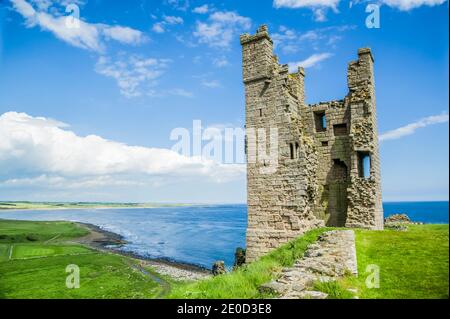 Northumberland. Ce sont les ruines du château de Dunstanburgh qui surplombent les sables de la baie d'Embleton dans le Northumberland, dans le nord-est de l'Angleterre. Le château a été nommé d'après le Saint patron de l'aveugle St Dunstan Banque D'Images