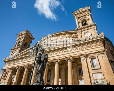 Statue de Jean-Baptiste et enfant à l'extérieur du Mosta Dome, ou Rotonde Santa Marija Assunta, Mosta, Malte, Europe Banque D'Images