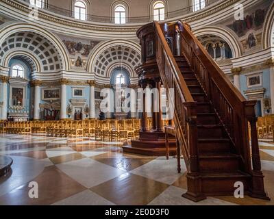 Poupille et marches en bois sculptées ornatement, intérieur du Mosta Dome, ou Rotunda de Santa Marija Assunta, Mosta, Malte, Europe Banque D'Images