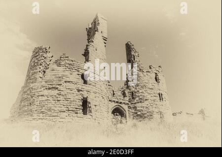 Northumberland. Ce sont les ruines du château de Dunstanburgh qui surplombent les sables de la baie d'Embleton dans le Northumberland, dans le nord-est de l'Angleterre. Le château a été nommé d'après le Saint patron de l'aveugle St Dunstan Banque D'Images