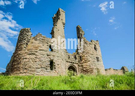 Northumberland. Ce sont les ruines du château de Dunstanburgh qui surplombent les sables de la baie d'Embleton dans le Northumberland, dans le nord-est de l'Angleterre. Le château a été nommé d'après le Saint patron de l'aveugle St Dunstan Banque D'Images