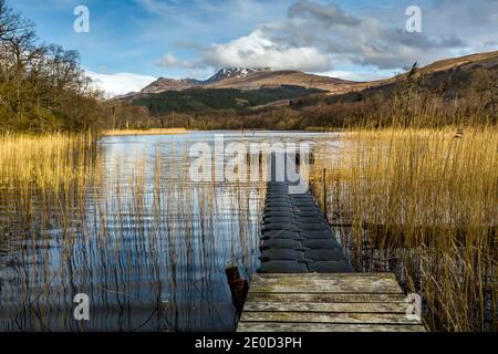 Dubh Lochan avec de la neige a couvert Ben Lomond au loin, Loch Lomond et le parc national des Trossachs, en Écosse Banque D'Images