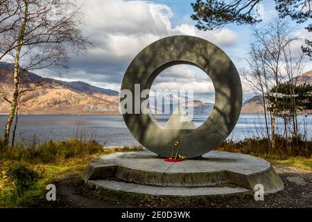 La sculpture du Rowardennan War Memorial de Doug Cocker sur la rive est de loch Lomond, en Écosse, au Royaume-Uni Banque D'Images