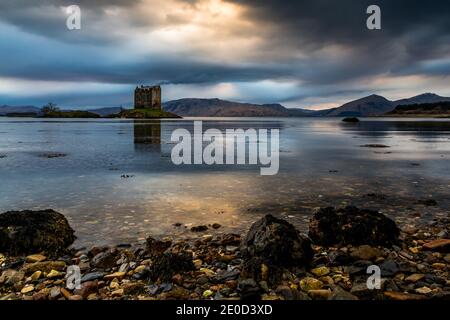 Crépuscule sur Castle Stalker sur les rives du Loch Linnhe, Highlands écossais, Écosse, Royaume-Uni Banque D'Images