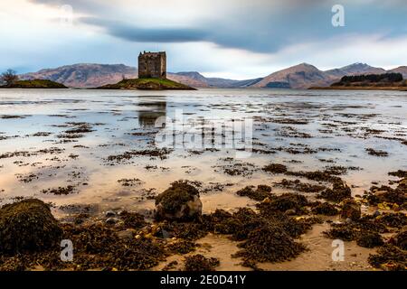 Crépuscule sur Castle Stalker sur les rives du Loch Linnhe, Highlands écossais, Écosse, Royaume-Uni Banque D'Images