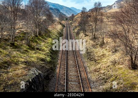 Voies ferrées traversant les Highlands écossais en direction de Glenfinnan Banque D'Images