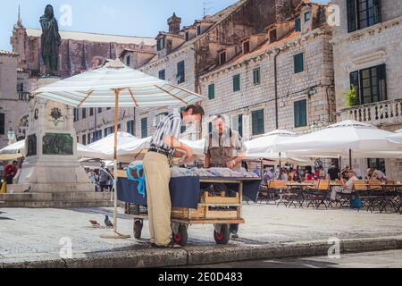 Dubrovnik, Croatie - septembre 26 2014 : deux hommes partagent un rire au marché en plein air populaire de Dubrovnik sur la place Gundulic, au cœur de la vieille ville. Banque D'Images