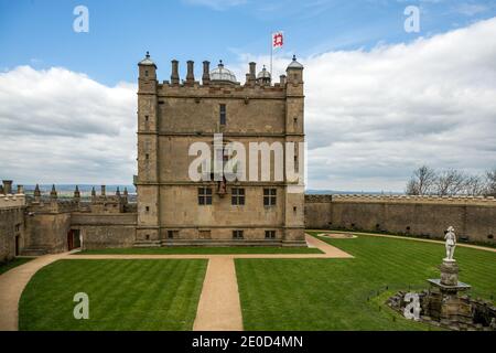 Le petit château et le jardin des fontaines du château de Bolsover à Derbyshire, Angleterre, Royaume-Uni. Un bâtiment classé de grade 1 dans le soin du patrimoine anglais Banque D'Images