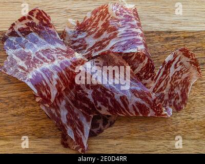 Gros plan de la cecina délicieuse de bœuf wagyu, de la bresaola séchée de bœuf Wagyu Banque D'Images