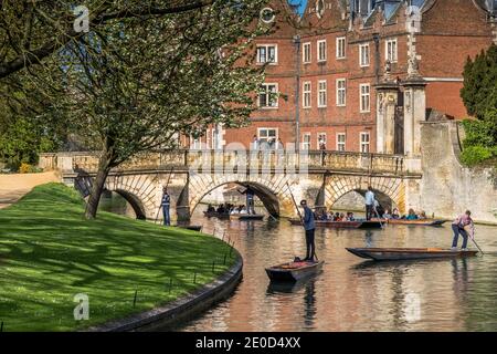 Touristes appréciant des visites de punt le long de la rivière Cam dans le centre Cambridge, Royaume-Uni