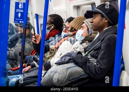 Londres, Royaume-Uni. 31 décembre 2020. Tout le monde n'est pas conforme, mais les voyageurs portent surtout des masques car ils sont obligatoires dans les transports en commun. Le métro est assez fréquenté alors que Londres est dans le niveau 4. Crédit : Guy Bell/Alay Live News Banque D'Images