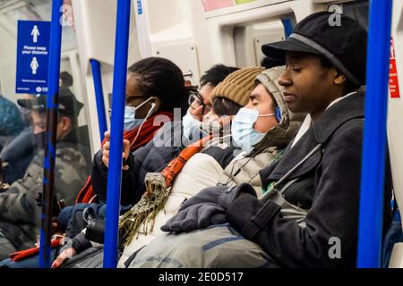 Londres, Royaume-Uni. 31 décembre 2020. Tout le monde n'est pas conforme, mais les voyageurs portent surtout des masques car ils sont obligatoires dans les transports en commun. Le métro est assez fréquenté alors que Londres est dans le niveau 4. Crédit : Guy Bell/Alay Live News Banque D'Images