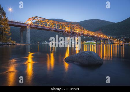 L'emblématique Big Orange Bridge à Nelson, en Colombie-Britannique, le soir de l'été après le coucher du soleil. Banque D'Images