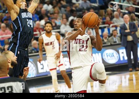 Jimmy Butler de Miami tente de faire un panier et est fouillé par le joueur Orlando Magic Khem Birch. (Amway Centre à Orlando le vendredi 3 janvier 2020) photo : Marty Jean-Louis Banque D'Images