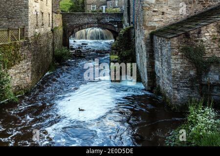 Cascade sur Gayle Beck dans la petite ville marchande de Hawes, Yorkshire Dales, Angleterre, Royaume-Uni Banque D'Images