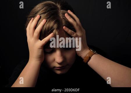 adolescent assis dans une posture fermée éprouvant des problèmes de santé mentale Comme la dépression pendant le verrouillage de COVID-19 Banque D'Images