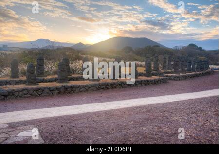Dol hareubang statues au parc de pierres de Jeju, République de Corée Banque D'Images
