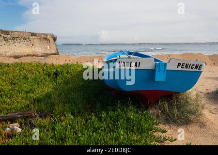 Bateau de pêche sur une plage avec un beau paysage de la nature à Peniche, Portugal Banque D'Images