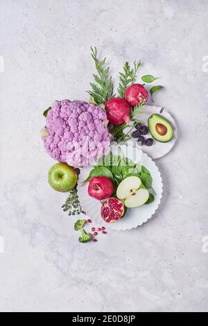 Par dessus la composition de légumes et de fruits frais et sains placé sur une table blanche Banque D'Images
