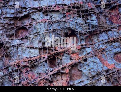 Étrange texture avec des motifs rectiligne sur une falaise dans les Asturies Banque D'Images