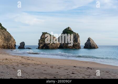 Ribeiro do Cavalo Paradise Beach dans le parc naturel d'Arrabida à Sesimbra, Portugal Banque D'Images