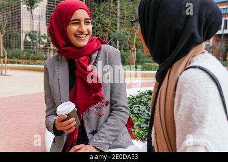 Amies arabes, dans la rue et avec qui il parle les uns les autres tout en appréciant le week-end ensemble Banque D'Images