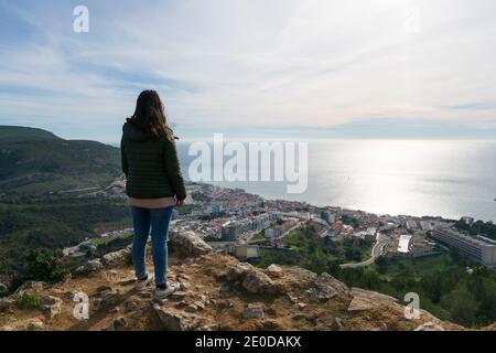 Voyageur caucasien femme sur un point de vue de la ville de Sesimbra du château de la ville, au Portugal Banque D'Images