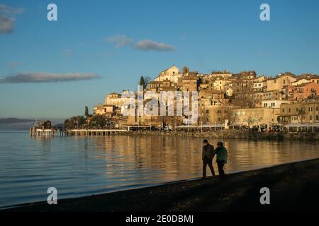 ANGUILLARA SABAZIA, ITALIE 31 DÉCEMBRE 2020. Les gens qui se sont promenés le long du lac Bracciano à Anguillara Sabazia ont baigné dans le soleil chaud de l'après-midi le dernier jour de l'année. Credit: amer ghazzal / Alamy Live News Banque D'Images