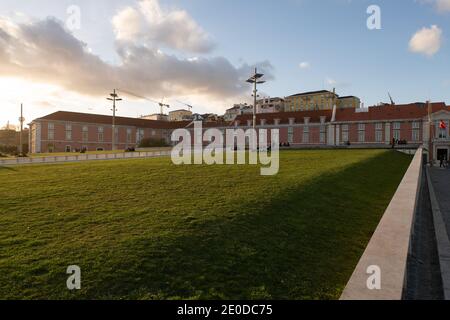 Cour d'appel de Lisbonne beau bâtiment rose avec jardin au coucher du soleil, au Portugal Banque D'Images