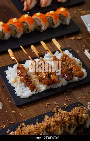 Vue de dessus de l'assortiment de sushis et de petits pains disposés sur du bois Table au restaurant avec cuisine asiatique Banque D'Images