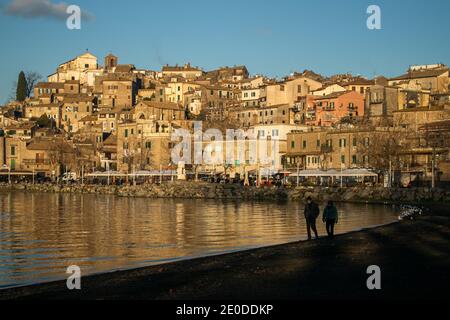 ANGUILLARA SABAZIA, ITALIE 31 DÉCEMBRE 2020. Les gens qui se sont promenés le long du lac Bracciano à Anguillara Sabazia ont baigné dans le soleil chaud de l'après-midi le dernier jour de l'année. Credit: amer ghazzal / Alamy Live News Banque D'Images