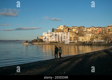 ANGUILLARA SABAZIA, ITALIE 31 DÉCEMBRE 2020. Les gens qui se sont promenés le long du lac Bracciano à Anguillara Sabazia ont baigné dans le soleil chaud de l'après-midi le dernier jour de l'année. Credit: amer ghazzal / Alamy Live News Banque D'Images