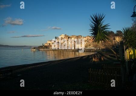 ANGUILLARA SABAZIA, ITALIE 31 DÉCEMBRE 2020. La ville touristique Anguillara Sabazia s'est baignée dans le soleil de l'après-midi le dernier jour de l'année. Credit: amer ghazzal / Alamy Live News Banque D'Images