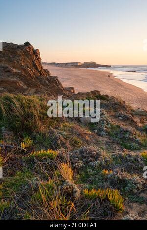 Vue sur la plage de Guincho paysage naturel au coucher du soleil à Cascais, Portugal Banque D'Images