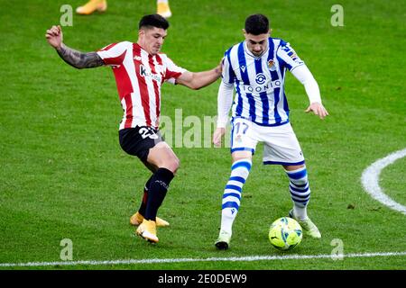Bilbao, Espagne. 31 décembre 2020. Martin Merquelanz de Real Sociedad CF concurrence pour le ballon avec Ander CAPA du Athletic Club lors du match de la Liga entre Athletic Club Bilbao et Real Sociedad CF joué au stade San Mames. Crédit : ion Alcoba/Capturasport/Alay Live News Banque D'Images