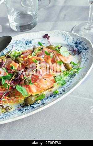Salade de carpaccio de saumon Sashimi savoureuse avec câpres et oignon Banque D'Images