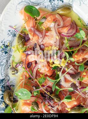 Salade de carpaccio de saumon Sashimi savoureuse avec câpres et oignon Banque D'Images