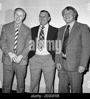 Photo du dossier datée du 03/06/77 de (de gauche à droite) Bill Shankly, alors directeur de Liverpool Bob Paisley et ancien directeur de Manchester United et d'Écosse Tommy Docherty, qui est décédé à l'âge de 92 ans suite à une longue maladie. Banque D'Images