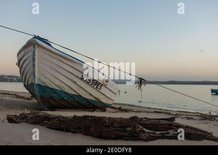 Bateaux de pêche sur une mer fluviale à Foz do Arelho, Portugal Banque D'Images