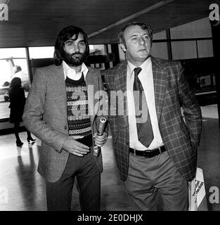 Photo du dossier datée du 24/09/73, du footballeur de Manchester United George Best (à gauche), puis du directeur Tommy Docherty à l'aéroport de Heathrow, à Londres, avant de partir pour Lisbonne, au Portugal. M. Docherty est décédé à l'âge de 92 ans à la suite d'une longue maladie. Banque D'Images