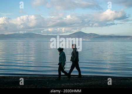 ANGUILLARA SABAZIA, ITALIE 31 DÉCEMBRE 2020. Les gens qui se sont promenés le long du lac Bracciano à Anguillara Sabazia ont baigné dans le soleil chaud de l'après-midi le dernier jour de l'année. Credit: amer ghazzal / Alamy Live News Banque D'Images