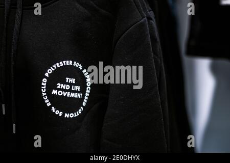 Oxford, Royaume-Uni -14 déc 2020: 2nd Life Movement imprimé sur le sweat à capuche fermé, à capuche haut à manches longues de la société Topshop, recyclage des vêtements innitiative intro Banque D'Images