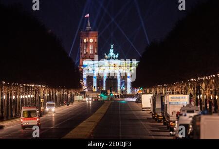 Berlin, Allemagne. 31 décembre 2020. La Straße des 17. Juni est fermé le soir du nouvel an, de la porte de Brandebourg à la colonne de la victoire. Credit: Christophe bateau/dpa/Alay Live News Banque D'Images